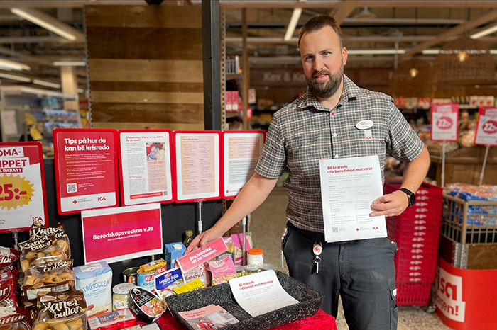 ICA-handlaren Henric Meier framför Röda Korsets bord på ICA Roma Gotland.