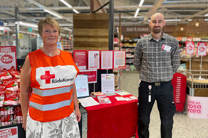 Butikschefen Erik Eliasson för ICA Roma Gotland tillsammans med medarbetare från Röda Korset.