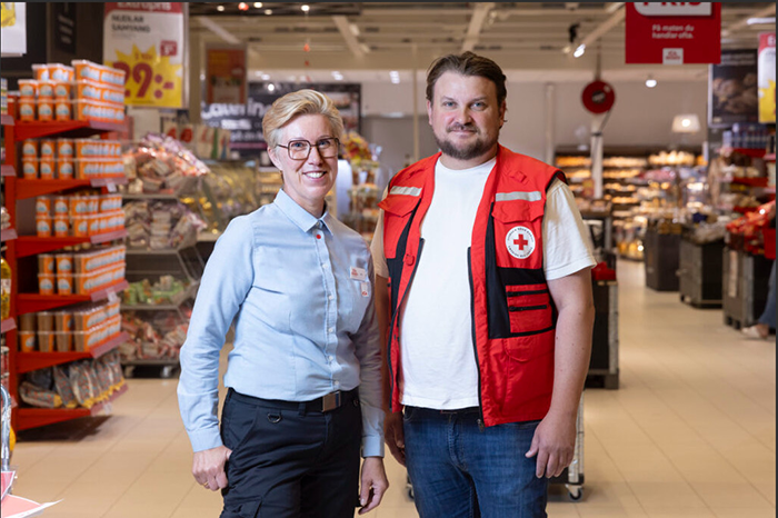 ICA-handlaren Sara Brodin har fått väldigt fin respons från kunderna under veckan. Här på bild tillsammans med Daniel Norman Expert krisberedskap Röda korset, på besök i  ICA Kvantum Mariehem Umeå.
