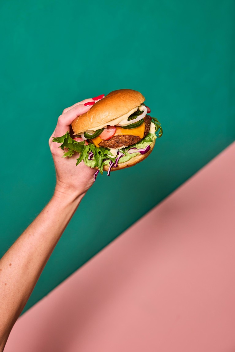 Genom att använda den svenskodlade och näringsrika mungbönan skapar de ekologiska, tillsatsfria och lättlagade vardagsprodukter. På bilden syns en hamburgare.