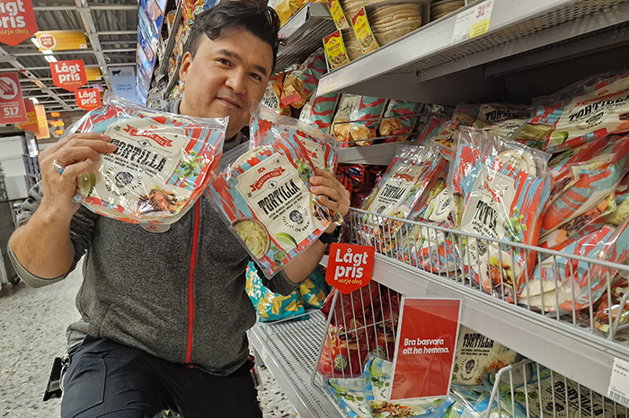 Butiksmedarbetare Reza i ICA Supermarket Hedemora visar upp en varorna som är bra att ha hemma vid kris.