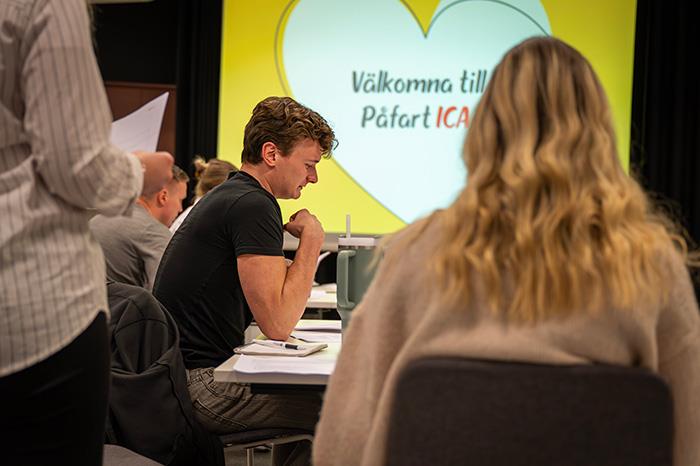 Alla butiker utser handledare som coachar och stöttar praktikanten under programmets gång. Alla handledare får även möjligheten att gå en handledarutbildning som leds av ICA Akademin.