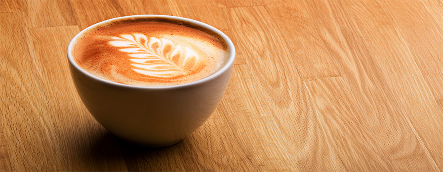 En kaffekopp med kaffe och skummad mjölk.